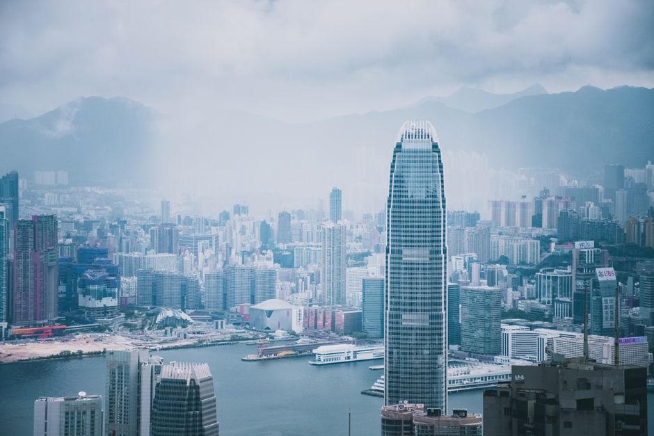 grafik adopsi AI di Hong Kong dan Tiongkok