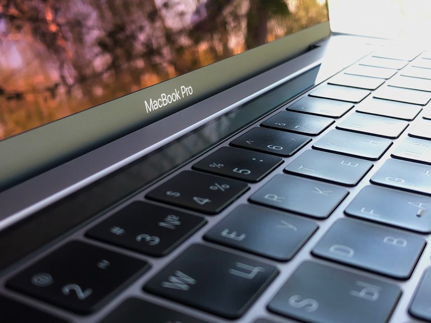 ikon Apple dengan latar belakang komputasi AI
