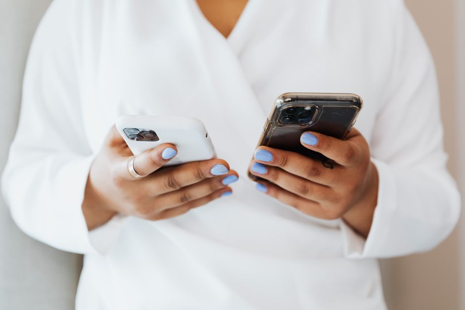 dua orang menggunakan iPhone