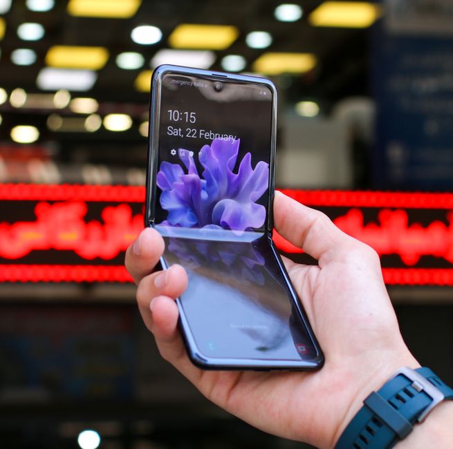 iPhone lipat Apple, smartphone dengan layar lipat