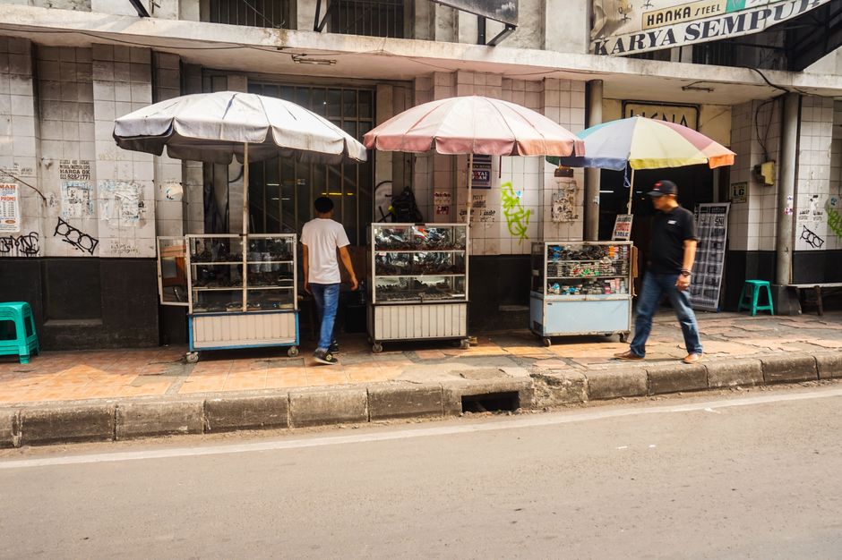 pedagang di pasar dengan senyum bahagia
