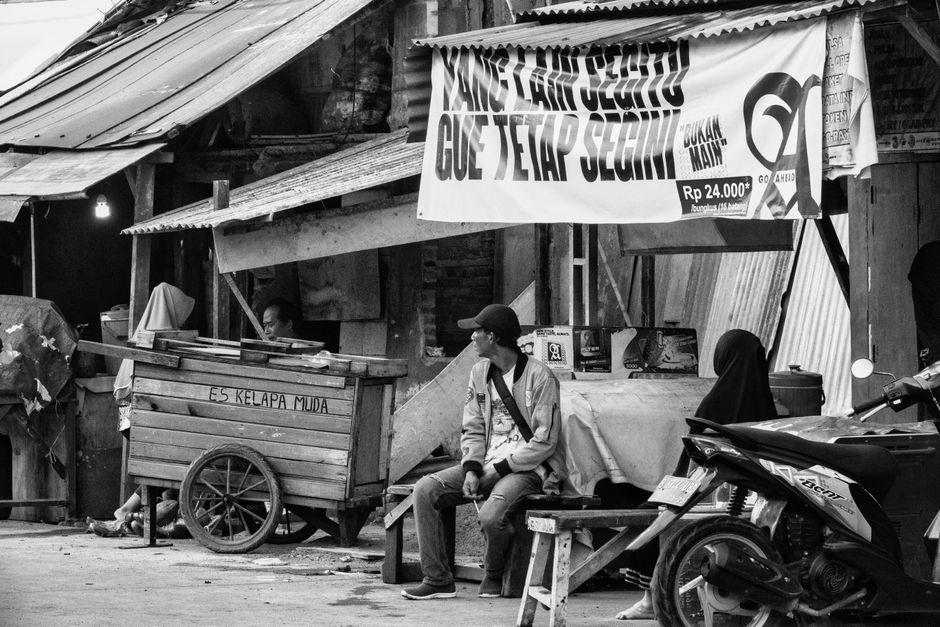 Generasi muda berdiskusi tentang literasi keuangan