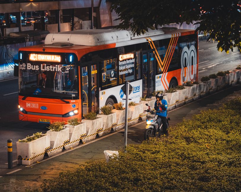 kendaraan listrik di jalan