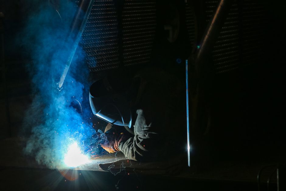 welder bawah air bekerja di kapal