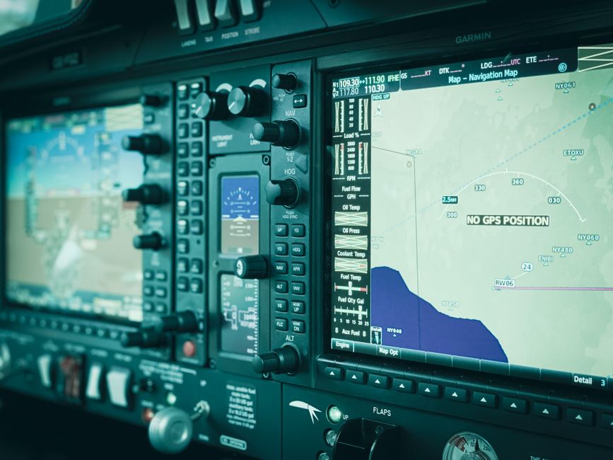 Gambar Garmin Cirqa dan Telkomsel