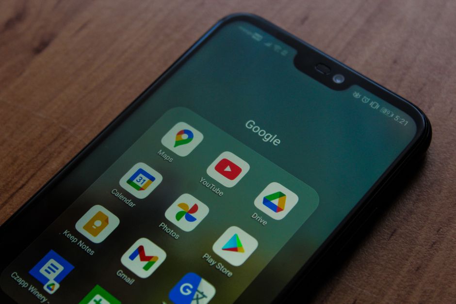 ikon android dengan warna hijau dan biru, mewakili sanksi Google