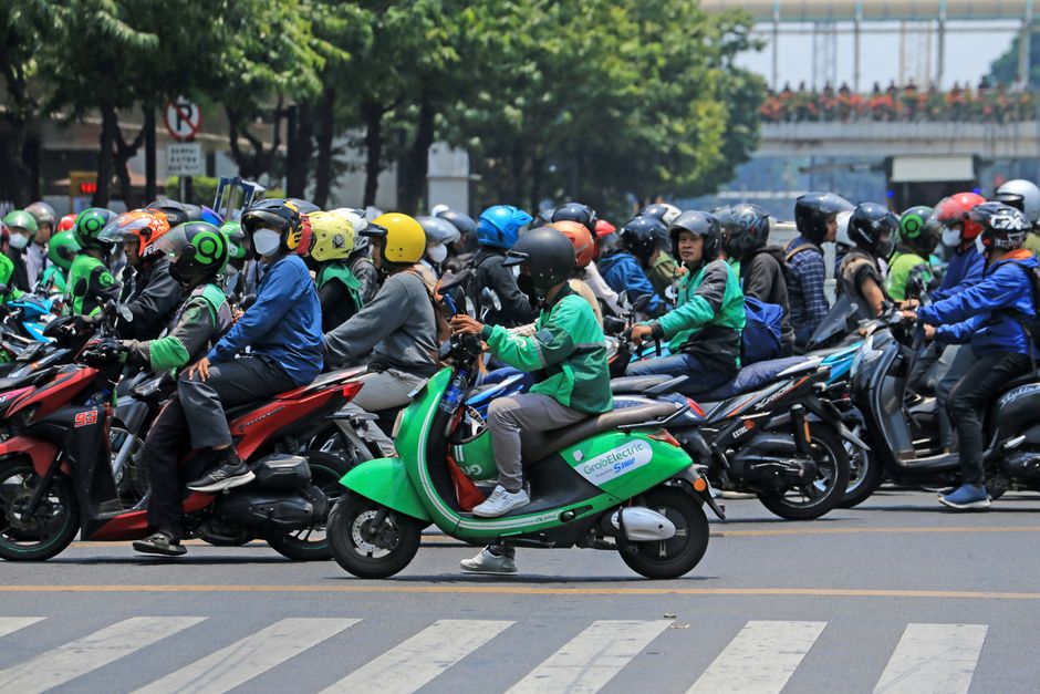 grafik harga saham GOTO turun