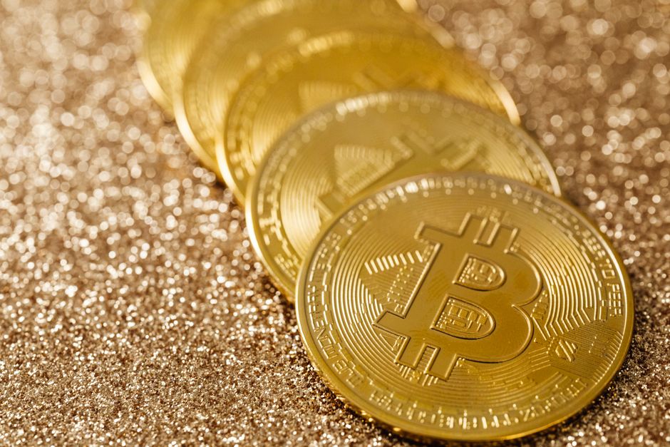 Ilustrasi harga emas dan bitcoin yang meningkat