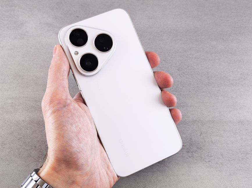 iPhone Ultra lipat di tangan