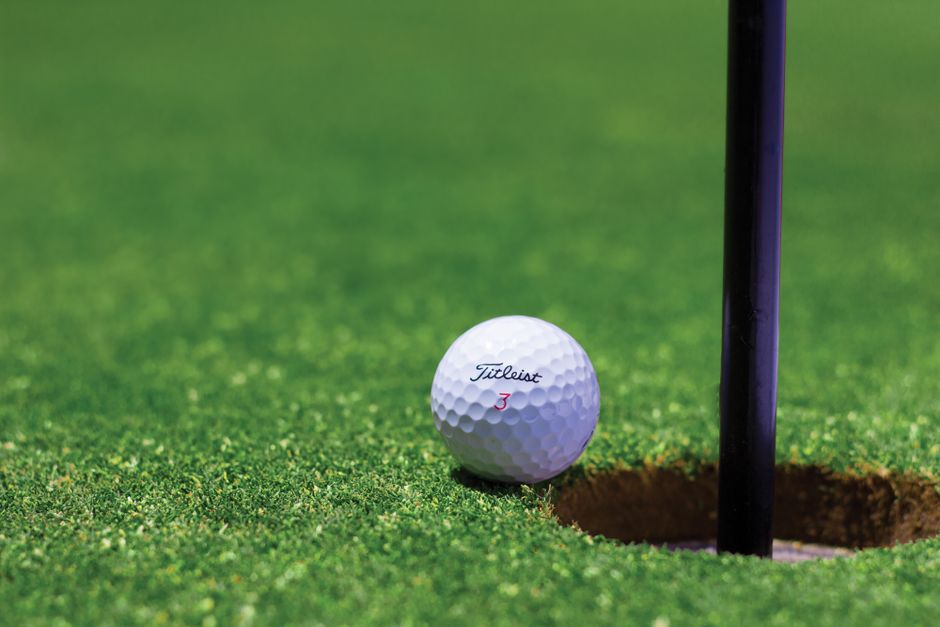 golfers berlatih di lapangan golf di Bali