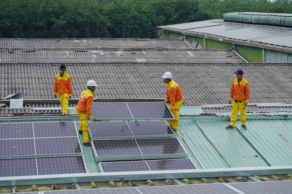 ilustrasi solar panel di pesisir pantai
