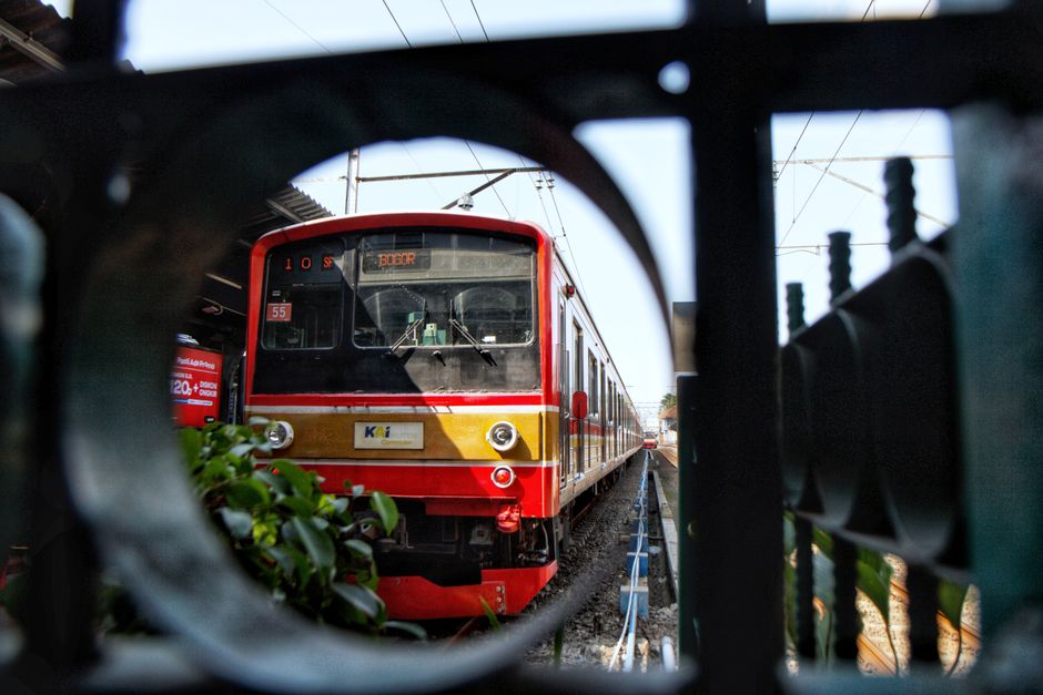 kereta rel listrik beroperasi di jalur krl