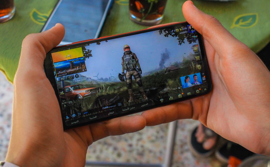 pemain free fire mencari kode redeem ff