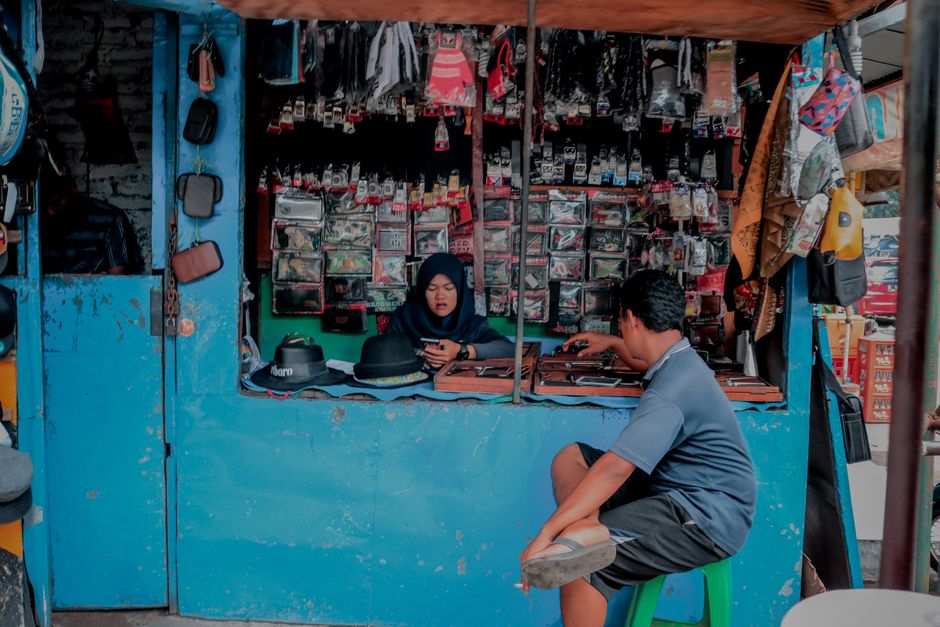 ikon komputer dan smartphone di tengah-tengah
