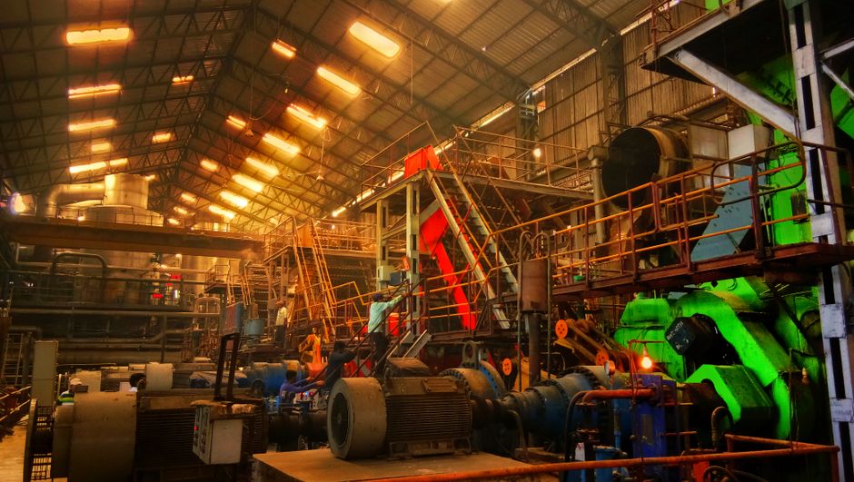 krakatau steel laba bersih semester I