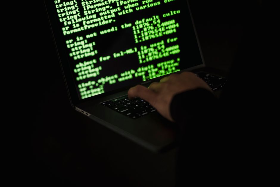 Ilustrasi malware info stealer mencuri data pengguna