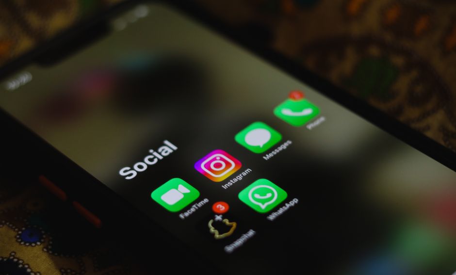 operator seluler dan pelanggan internet
