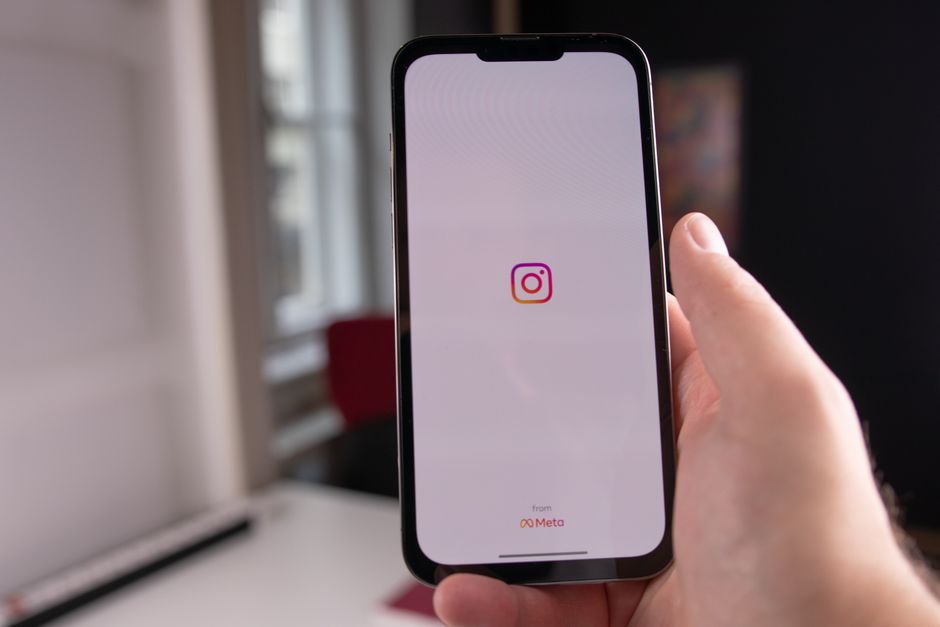 logo meta dan gambar anak menggunakan smartphone