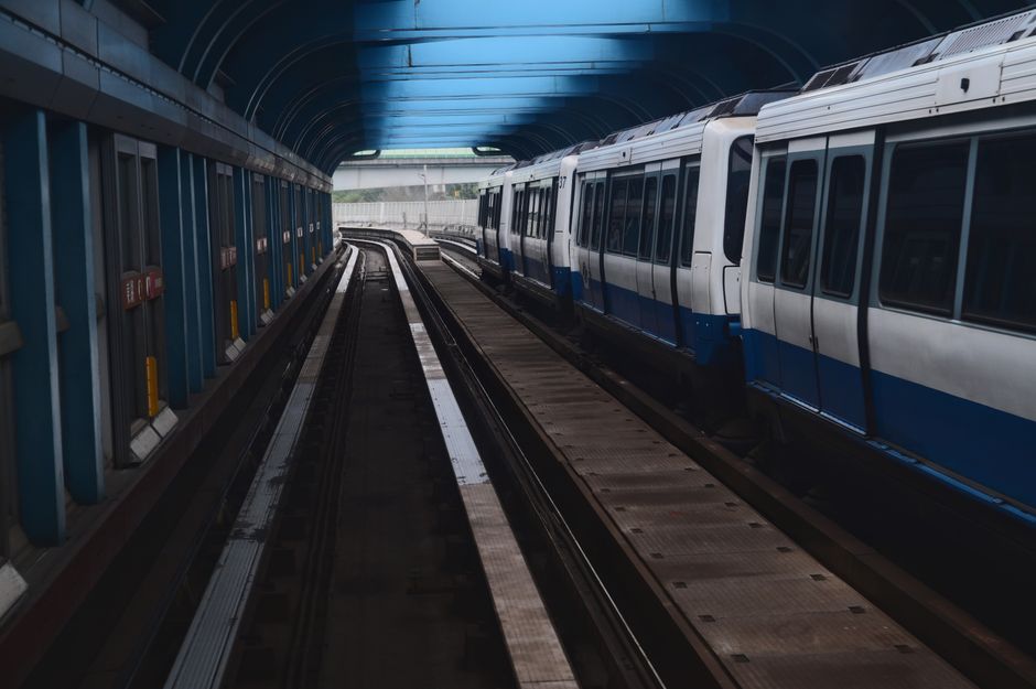 ilustrasi pengguna membeli tiket MRT digital melalui GoPay