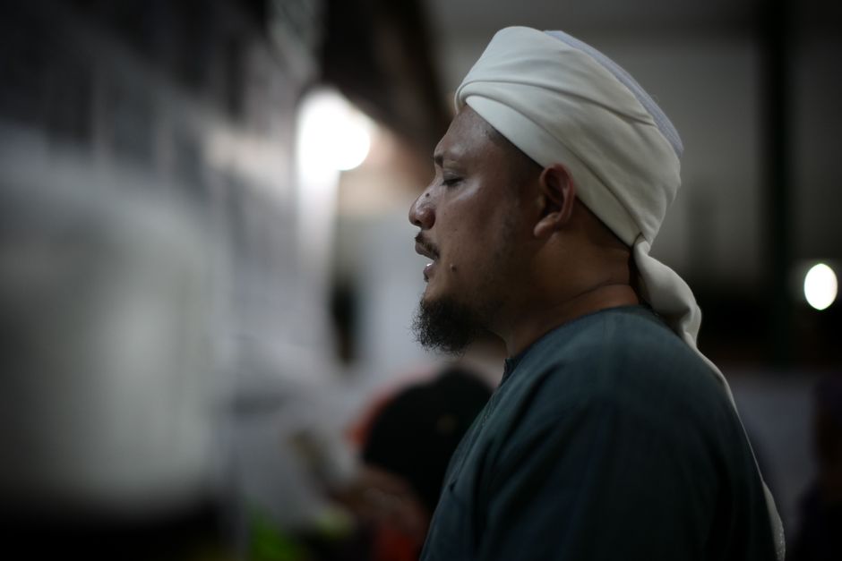 gambar warga menerima bantuan air bersih dan masker