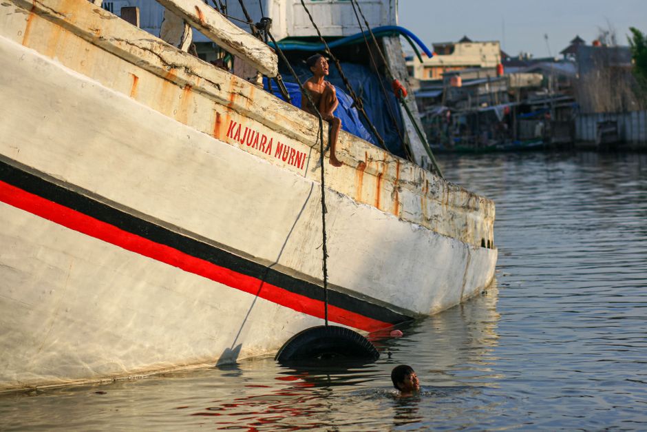 kapal ikan modern di laut