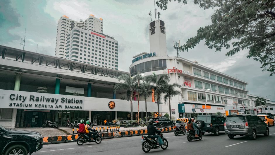 warga menikmati kegiatan di Car Free Day di Belawan