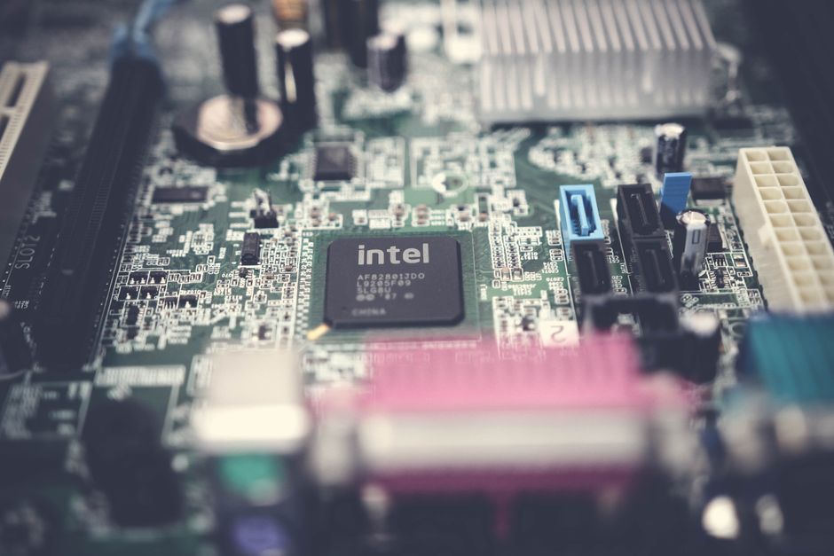 ilustrasi persaingan CPU antara Intel dan AMD