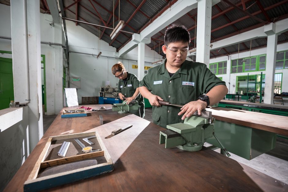 ilustrasi pabrik aluminium di Indonesia