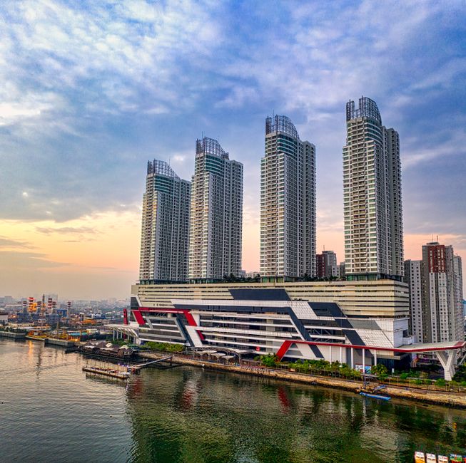 perusahaan qnet indonesia menggelar pameran bisnis di jakarta