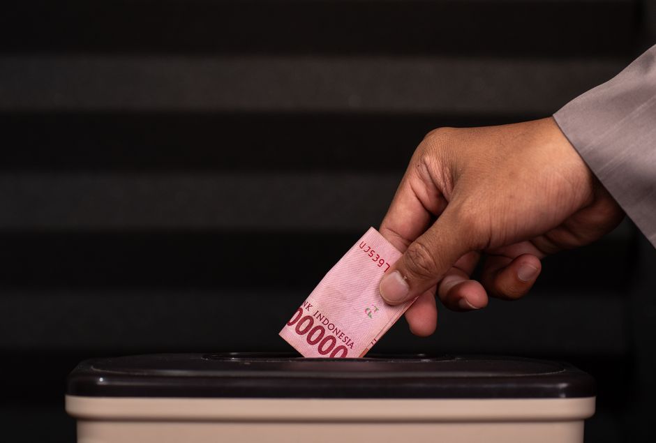 grafik saham ADHI terhadap penundaan pembayaran bunga obligasi