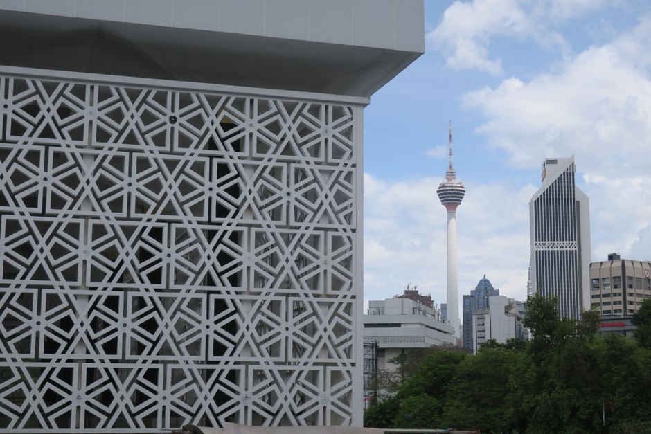 gambar ilustrasi menara telekomunikasi