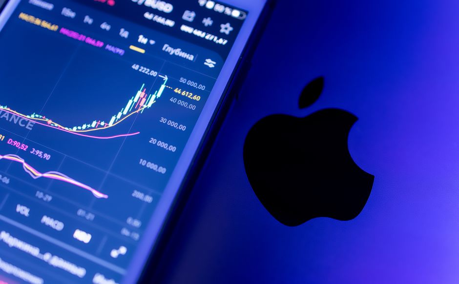 Tim Cook memimpin Apple ke jajaran perusahaan bernilai triliunan
