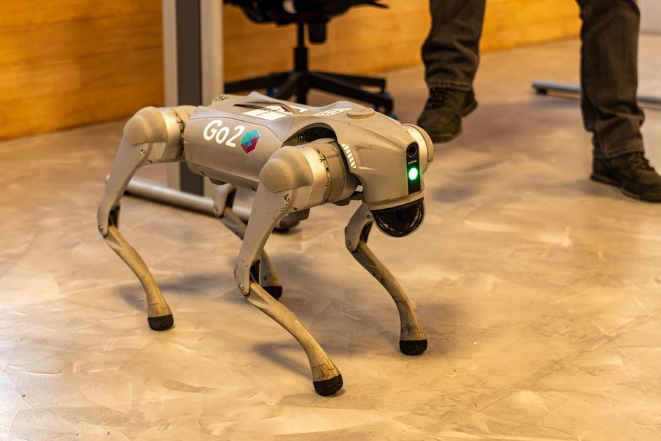 CEO Unitree Robotics Wang Xingxing di hadapan grafik saham yang melambung tinggi