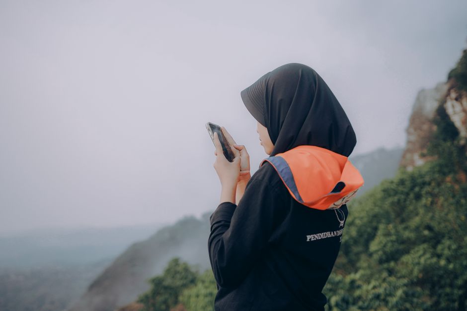 Gambar ilustrasi nasabah yang waspada dengan penipuan digital di perbankan